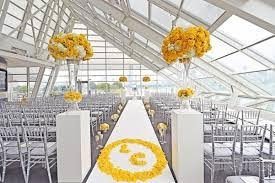 Idées decor ceremonie mariage jaune, tapis blanc, avec pétales de roses jaunes